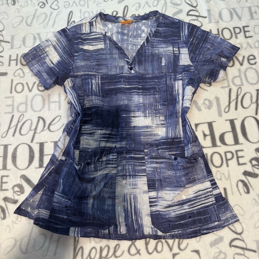 Élan by Barco | women's medium Navy and White Patterned Scrub